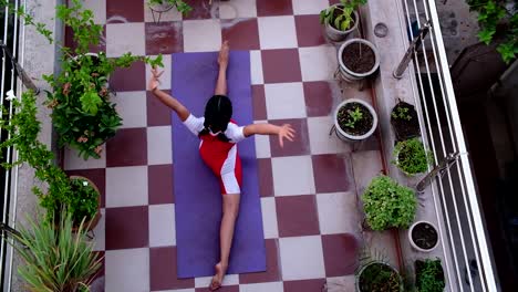 Szene-Von-Oben,-In-Der-Ein-Junges-Mädchen-Yoga-Posen-Macht-Und-Uns-Zeigt,-Wie-Einfach-Yoga-Ist-Und-Wie-Gut-Es-Für-Den-Körper-Ist