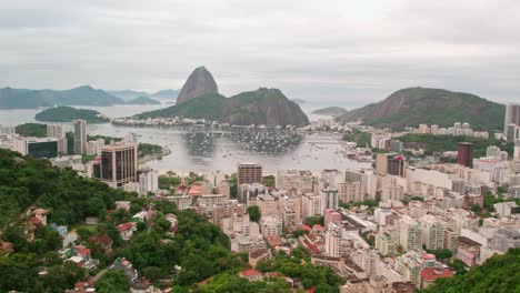 Vista-Panorámica-Aérea-Playa-Botafogo-Río-De-Janeiro-Brasil-Barrio,-Morro-Pan-De-Azúcar-Y-Bahía-De-Agua-De-Mar