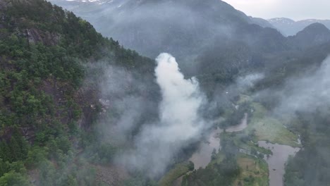 Waldbrand-Nach-Blitzeinschlag-–-Luftaufnahme-Zeigt-Rauch-Aus-Brennendem-Wald-Aufgrund-Des-Warmen-Klimas-–-Stamneshella-Norwegen-Europa