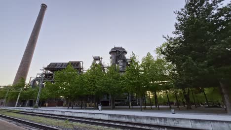 Vías-Férreas-En-Un-Sitio-Industrial-Histórico-Recién-Preparado-Por-La-Noche-En-Parques-Paisajísticos-En-El-Norte-De-Duisburg-En-Alemania