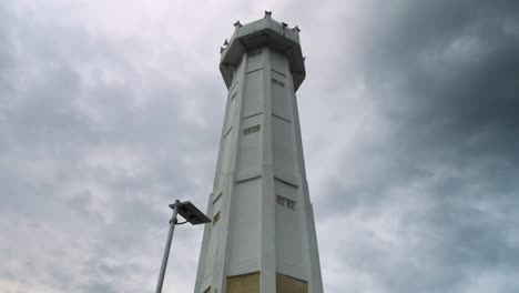 Neigen-Sie-Die-Zeitlupenaufnahme-Des-Turms-In-Nusa-Penida-Am-Hafen-Von-Bali,-Indonesien,-Bei-Bewölktem-Wetter