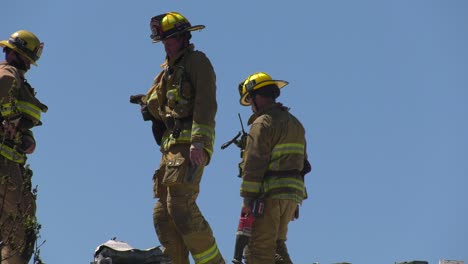 Feuerwehrleute-Arbeiten-Daran,-Das-Dach-Mit-Einer-Axt-Zu-Belüften