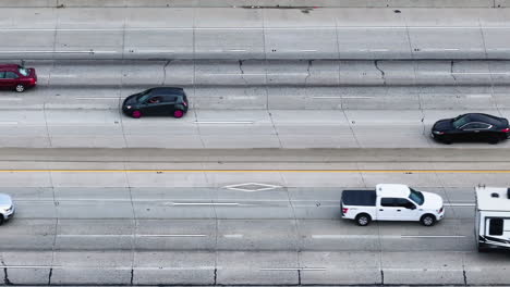 Dieses-4K-Video-Zeigt-Autos,-Die-Auf-Der-Autobahn-In-Kalifornien-Fahren,-Aufgenommen-Mit-Einer-Drohne-In-Zeitlupe