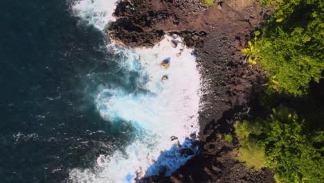 Expansive-top-down-drone-shot-highlights-the-serene-blue-ocean-reaching-the-subtle-cliff-edges-on-Big-Island,-Hawaii