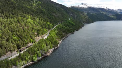 Carretera-650-A-Liabygda-En-Más-Y-Romsdal-Noruega---Antena-Arriba-Ver-Mirando-Hacia-La-Carretera-Justo-Después-De-La-Conexión-Del-Ferry-A-Stranda