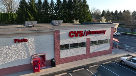 Luftaufnahme-Der-CVS-Apotheke,-Drohnenaufnahme-Eines-Pharmaunternehmens-In-Den-USA