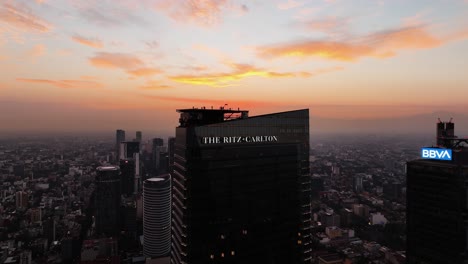 Luftaufnahme-Rund-Um-Den-Ritz-Carlton-Hotel-Tower,-Farbenfroher-Abendhimmel-In-Mexiko-Stadt