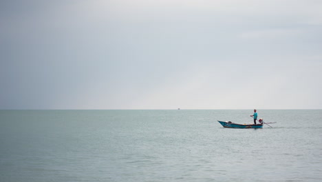 Un-Pescador-Solitario-Conduce-Un-Esquife-A-Través-De-Un-Tramo-Abierto-Del-Océano-En-Tailandia