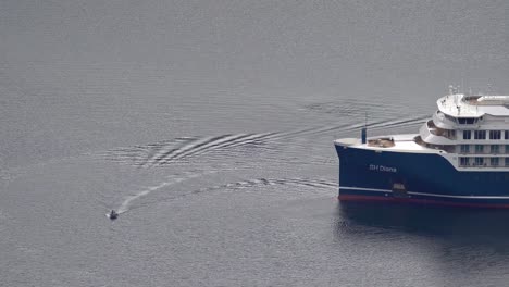 Kleines-Sportboot-überquert-Den-Bug-Des-Kreuzfahrtschiffes-Sh-Diana-Von-Swan-Hellenic