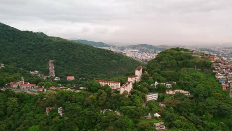 Luftdrohnenaufnahme-Eines-Viertels-Im-Brasilianischen-Rio-De-Janeiro-Mit-Maracaná-Hintergrundstadt-Zwischen-Grünen-Tropischen-Hügeln