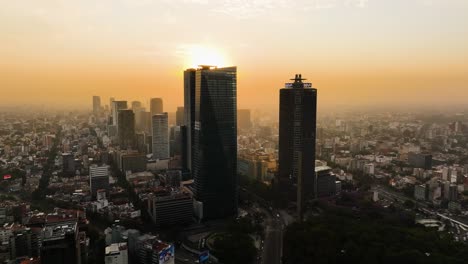 Vista-Aérea-De-Una-Cola-De-Rascacielos-En-La-Avenida-Reforma-En-El-Centro-De-La-Ciudad-De-México