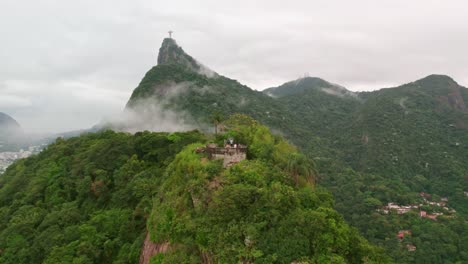 Luftorbit-Zur-Errichtung-Des-Aussichtspunkts-Dona-Marta-Mit-Dem-Corcovado-Hügel-Und-Christus-Dem-Erlöser-Im-Hintergrund,-Touristenaussichtspunkt-Von-Rio-De-Janeiro-In-Brasilien