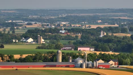 Bauernhöfe-Und-Ackerland-Kilometerweit-In-Sanften-Hügeln