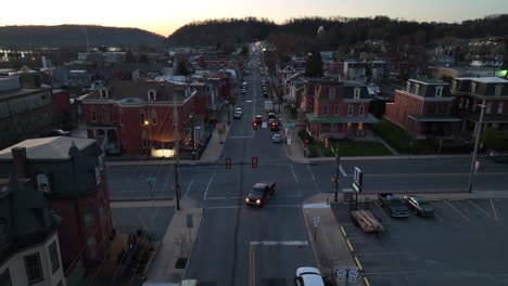 Aerial-descend-shot-of-traffic-on-junction-in-small-town-in-Columbia,-PA,-USA