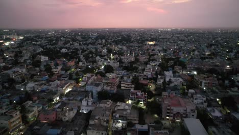 Die-Luftaufnahme-Der-Stadt-Chennai-Am-Frühen-Morgen-Zeigt-Ein-Belebtes-Viertel,-Eine-Hauptstraße-Und-Ein-Wohngebiet
