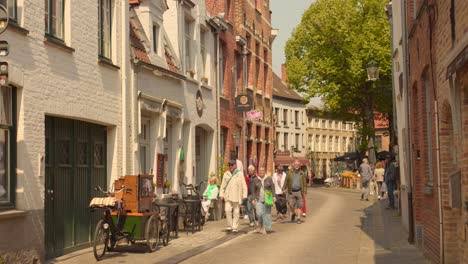 Turistas-Caminando-Por-La-Ciudad-De-Brujas-Considerada-Una-De-Las-Más-Bellas-De-Europa.