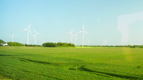 Panoramablick-Auf-Windkraftanlagen-Auf-Grünen-Wiesen-In-Norddeutschland
