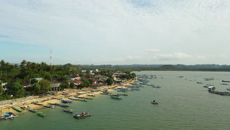Gerupuk-Stadtstrand-In-Lombok-Mit-Vielen-Traditionellen-Booten,-Die-Auf-Dem-Wasser-Schwimmen