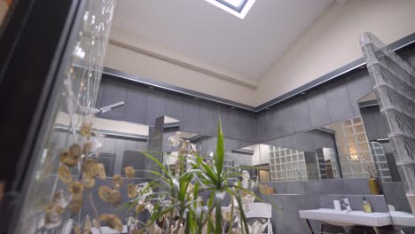 Das-Badezimmer-Ist-Wunderschön-Gestaltet,-Mit-Spiegeln-Geschmückt-Und-Mit-Blumen-Geschmückt,-Was-Eine-Bezaubernde-Und-Ruhige-Atmosphäre-Schafft