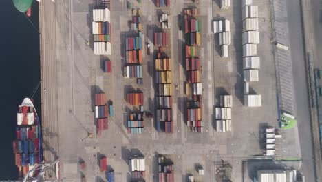 Frachtcontainer-Und-Umzugswagen-In-Einem-Seehafen