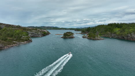 Drohne-Folgt-Einem-Boot-Zwischen-Inseln-In-Davangar-Im-Westen-Norwegens