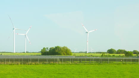 Erneuerbare-Energielandschaften:-Zugfahrt-Vorbei-An-Solaranlage-Und-Windpark