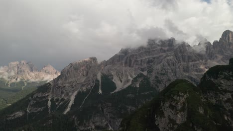 Luftdrohnenaufnahmen-Vom-Monte-Crystal-In-Der-Nähe-Von-Cortina-D&#39;Ampezzo