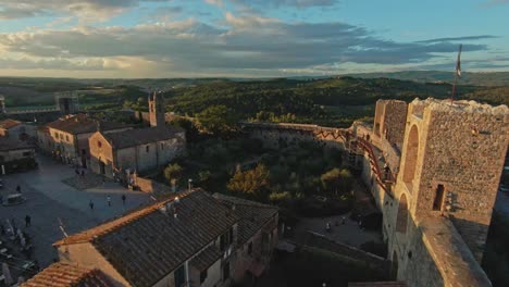 Schnelle-Luftaufnahme-über-Der-Gemeinde-Monteriggioni-Bei-Sonnenuntergang,-Provinz-Siena,-Italien