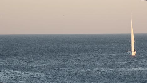 Segelboot-Auf-Dem-Tejo-In-Lissabon---Romantische-Aussicht-Bei-Sonnenuntergang
