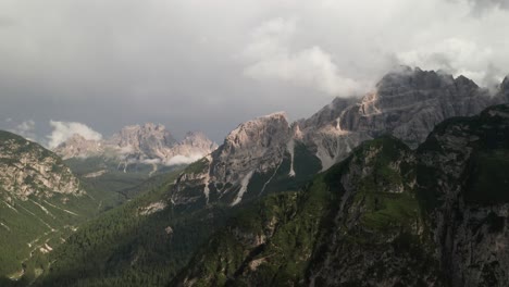 Faszinierende-Drohnenaufnahmen-Der-Berge-In-Der-Nähe-Des-Monte-Cristallo-Gebirges-In-Der-Nähe-Von-Cortina-D&#39;Ampezzo