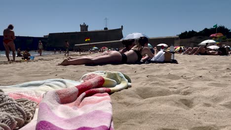 Weite-Aussicht-Auf-Die-Beeindruckende-Burg-Oder-Festung-Saint-Julian-Am-Strand-Von-Carcavelos-An-Sonnigen-Tagen-Mit-Menschen,-Die-Den-Strand-Genießen