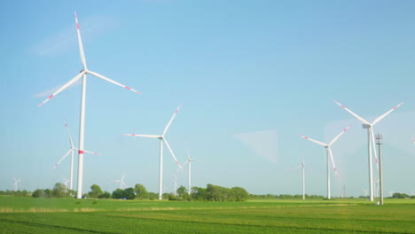 Vorbei-An-Majestätischen-Windkraftanlagen-In-Norddeutschland-Vor-Blauem-Himmel