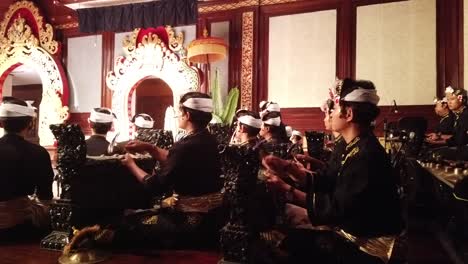 Jóvenes-Músicos-Balineses-Tocan-La-Cultura-De-Percusión-Rítmica-Gamelan-De-Bali-Indonesia-En-El-Festival-De-Arte