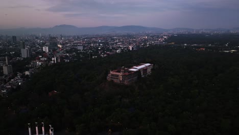 Vista-Aérea-Alrededor-Del-Castillo-De-Chapultepec,-Anochecer-En-La-Ciudad-De-México---órbita,-Disparo-De-Drones