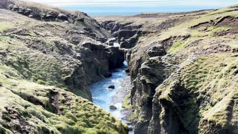 Island-–-Feiern-Sie-Die-Wunder-Der-Natur-Mit-Einem-Kurzen-Clip,-Der-Den-Faszinierenden-Fluss-Skoga-Und-Seine-Spektakulären-Wasserfälle-Entlang-Der-Berühmten-Wasserfallweg-Wanderung-Zeigt