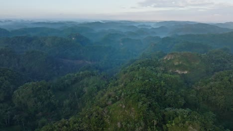 Sobrevuelo-Aéreo-Hermoso-Parque-Nacional-Los-Haitises-Con-Colinas-Verdes-Durante-El-Día-De-Niebla-En-La-Mañana
