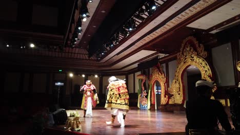 Balinesische-Tänzer-Führen-Beim-Bali-Art-Festival-Einen-Topeng-Maskentanz-Auf,-Gamelan-Musik-Mit-Religiöser-Bedeutung