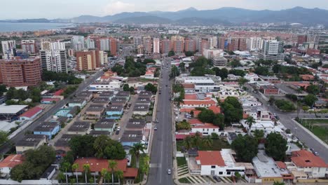 Vista-Aérea-De-La-Ciudad-De-Lecheria,-Ubicada-En-El-Norte-Del-Estado-Anzoátegui,-Venezuela