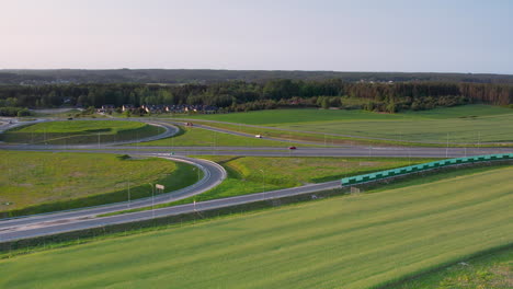 Luftaufnahme-Der-Neu-Gebauten-Autobahn-Und-Des-Kreisverkehrs-Umgeben-Von-Gras-In-Gdynia,-Polen