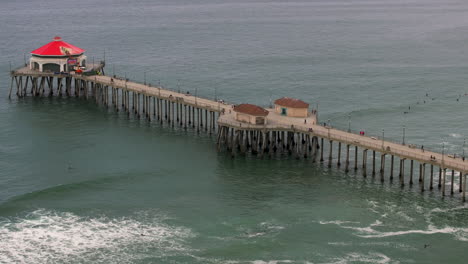 4K-video-captures-the-beauty-of-a-pier-by-the-beach