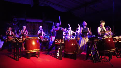 Live-Auftritt,-Taiko-Trommeln,-Traditionelle-Japanische-Percussion,-Japanische-Musik,-Starke-Und-Energiegeladene-Volkskulturshow