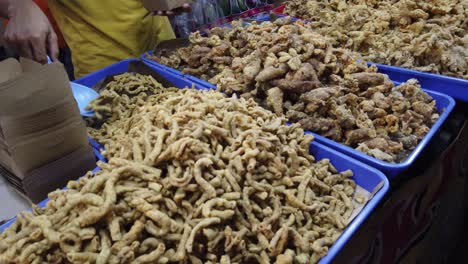 Ceker-Gebratene-Hähnchenzehen-Und--füße,-Traditionelle-Küche-In-Indonesien,-Straßenhändler