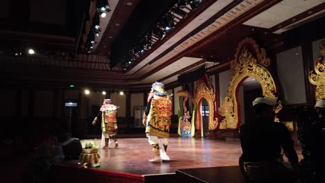 Bailarines-Realizando-Drama-De-Danza-De-Máscaras-En-El-Escenario-En-La-Cultura-Tradicional-De-Bali-Indonesia