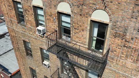 Feuerleiter-Außerhalb-Eines-Alten-Backsteinwohngebäudes-In-New-York-City