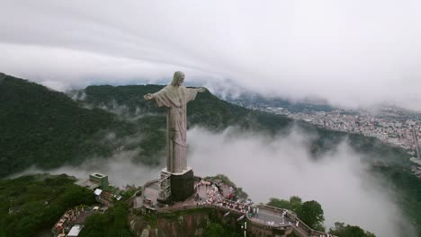 órbita-Aérea-épicamente-Nublada-Del-Cristo-Redentor,-Río-De-Janeiro,-Estadio-Maracaná-Al-Fondo,-Estatua-Art-Deco