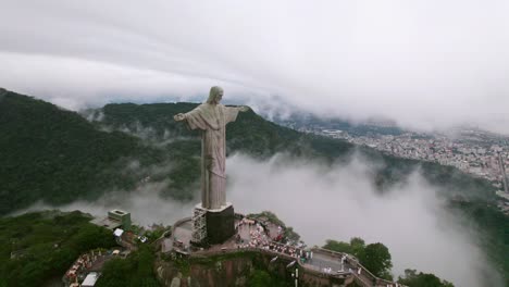 Episch-Wolkige-Luftumlaufbahn-Von-Christus-Dem-Erlöser,-Rio-De-Janeiro,-Maracana-Stadion-Im-Hintergrund,-Art-Deco-Statue