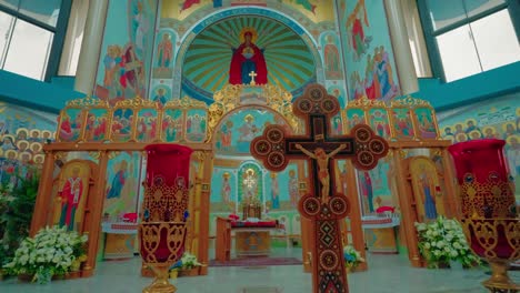 Aufschlussreiches-Wunderschönes-Kreuz-In-Einer-Friedlichen-Ukrainischen-Katholischen-Kirche-In-Chicago,-Illinois,-USA
