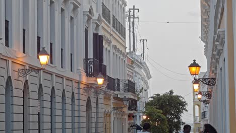 Detalle-De-La-Arquitectura-En-La-Histórica-Ciudad-De-Viejo-San-Juan-En-San-Juan-Puerto-Rico-Mientras-Algunos-Peatones-Caminan