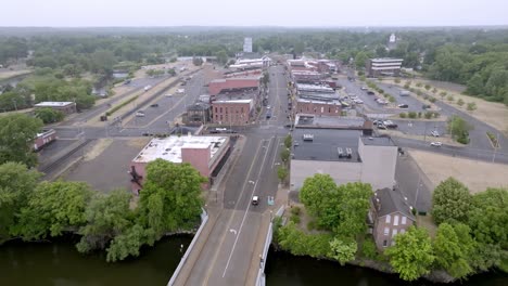 Downtown-Three-Oaks,-Michigan-with-drone-video-moving-down