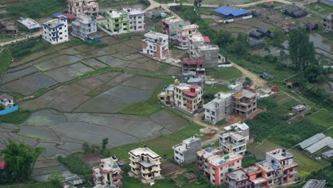 Eine-Schwenk-Luftaufnahme-Der-Stadt-Kathmandu,-Nepal,-An-Einem-Bewölkten-Tag-Zu-Beginn-Der-Regenzeit
